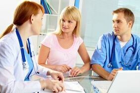 Médicos y un paciente con venas varicosas pélvicas.